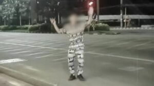 Wrong note: Thai man criticised for singing in middle of Pattaya road