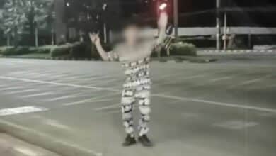 Wrong note: Thai man criticised for singing in middle of Pattaya road