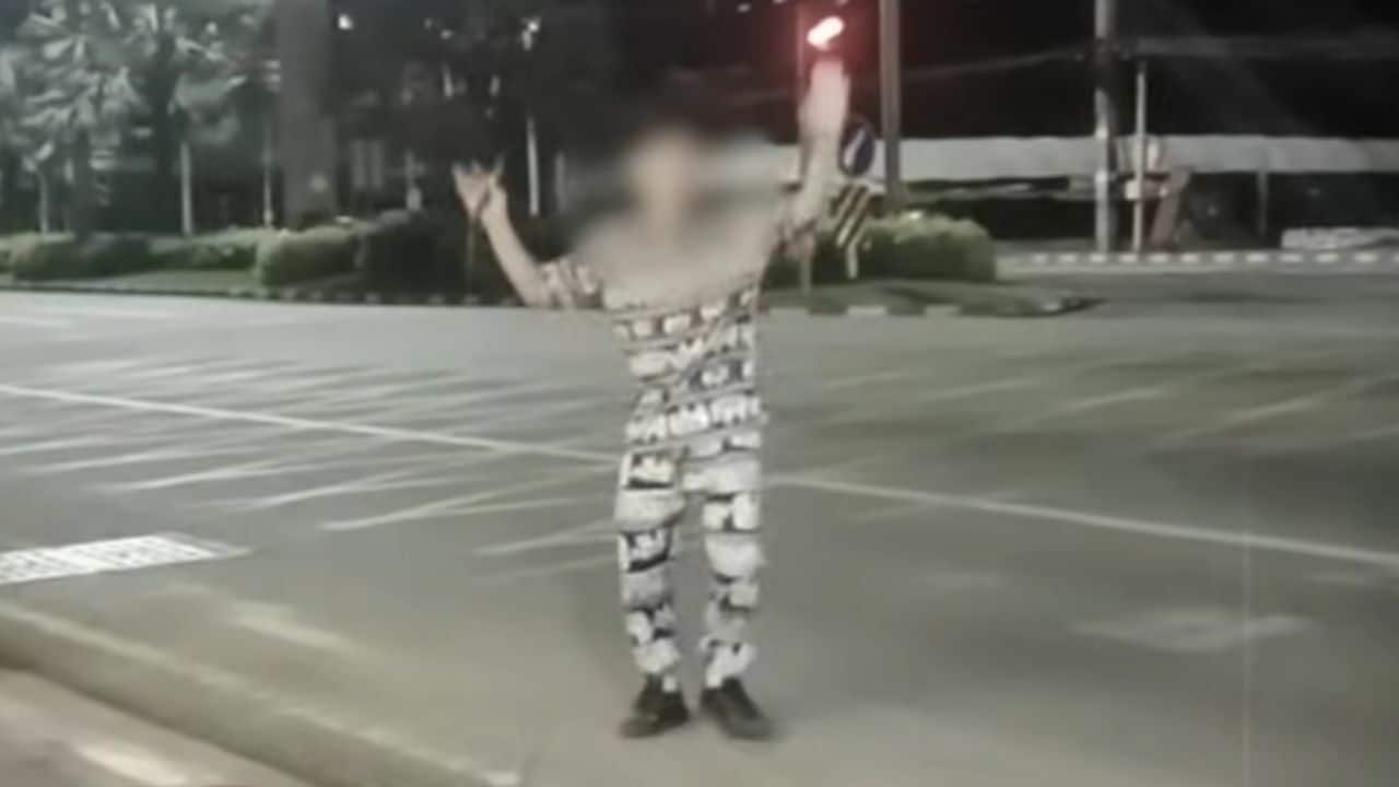 Wrong note: Thai man criticised for singing in middle of Pattaya road