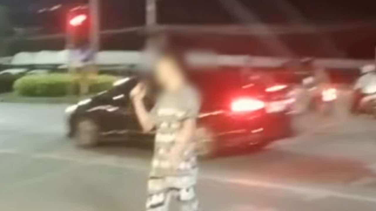 Thai singer sparks drama for singing at Pattaya intersection