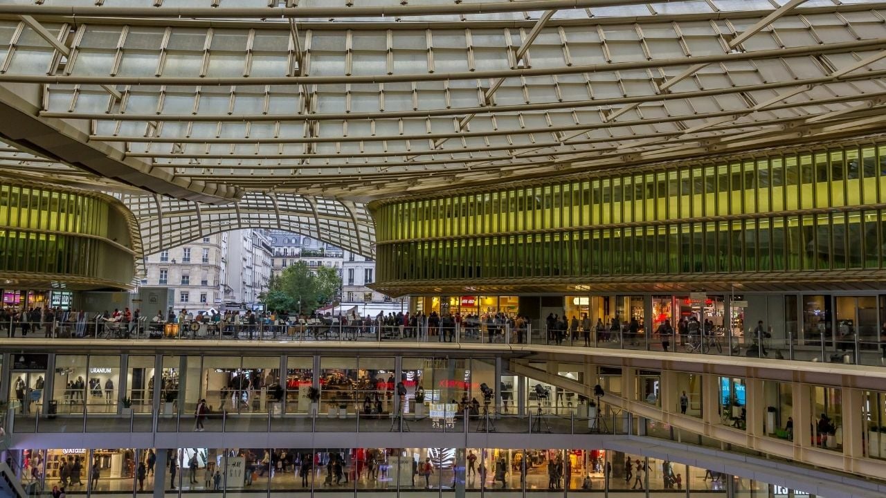 Thai man robbed in Paris