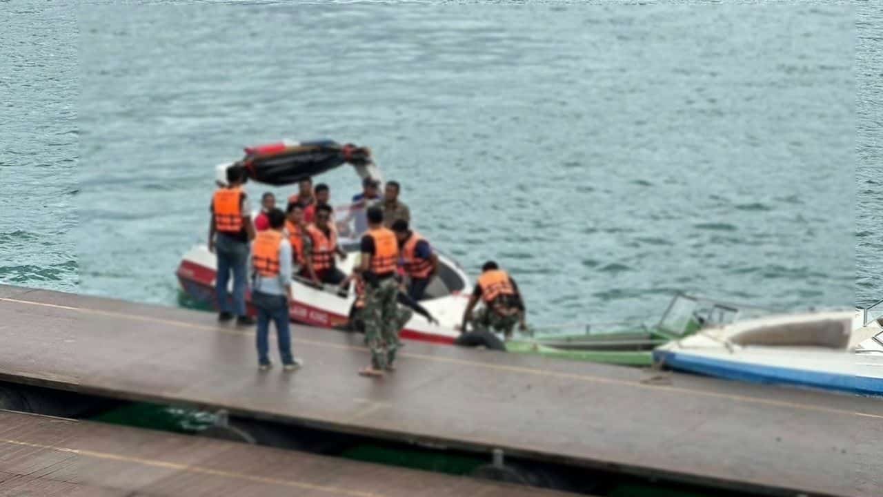 Foreign tourists saved in boat accident in Surat Thani dam