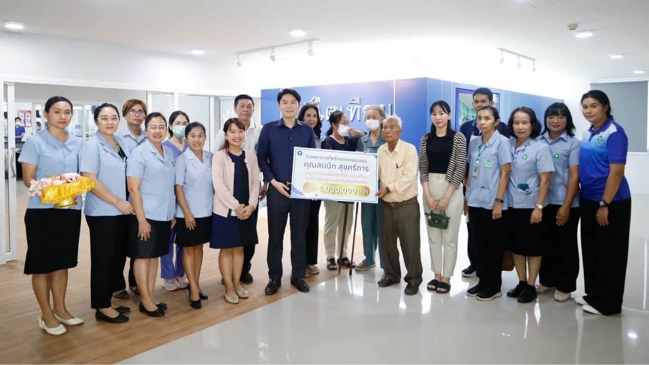 Old Thai man praised for donating to hospital instead of temples