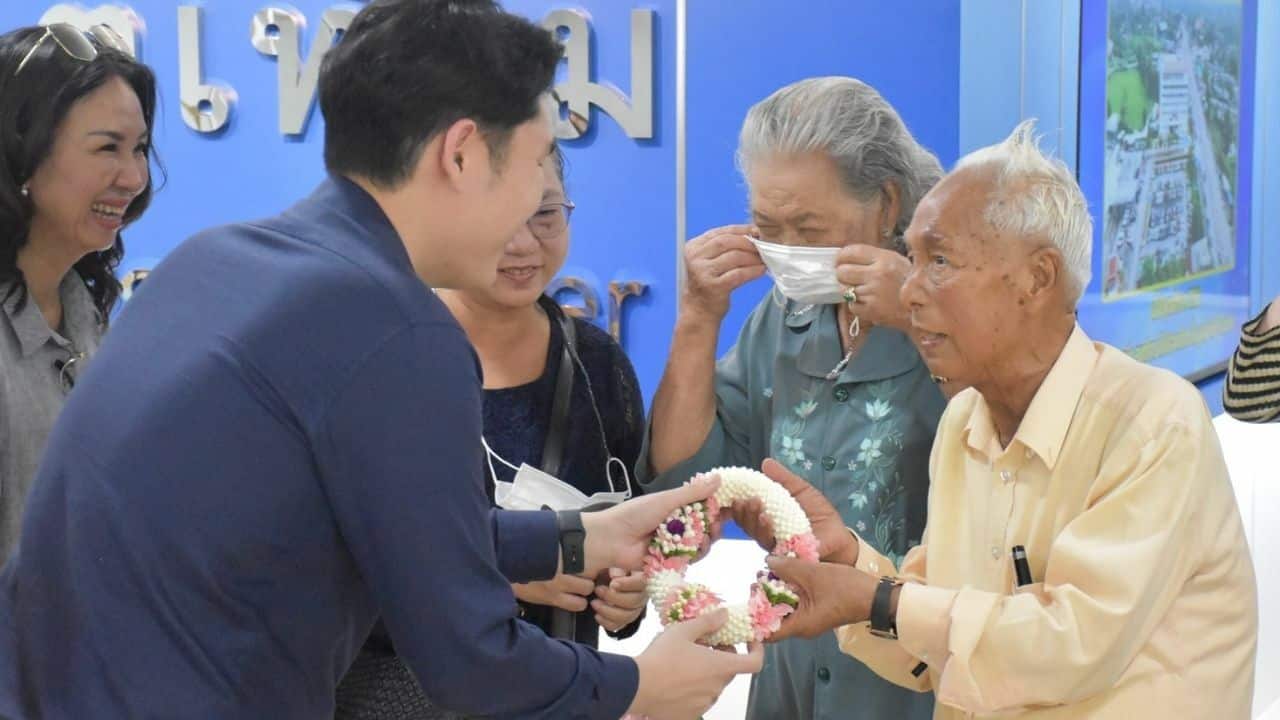 Elderly CEO donates over 100 million baht to Ang Thong Hospital