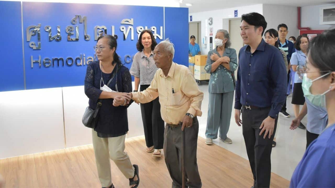 Old Thai CEO goes viral for donating to hospital in Ang Thong