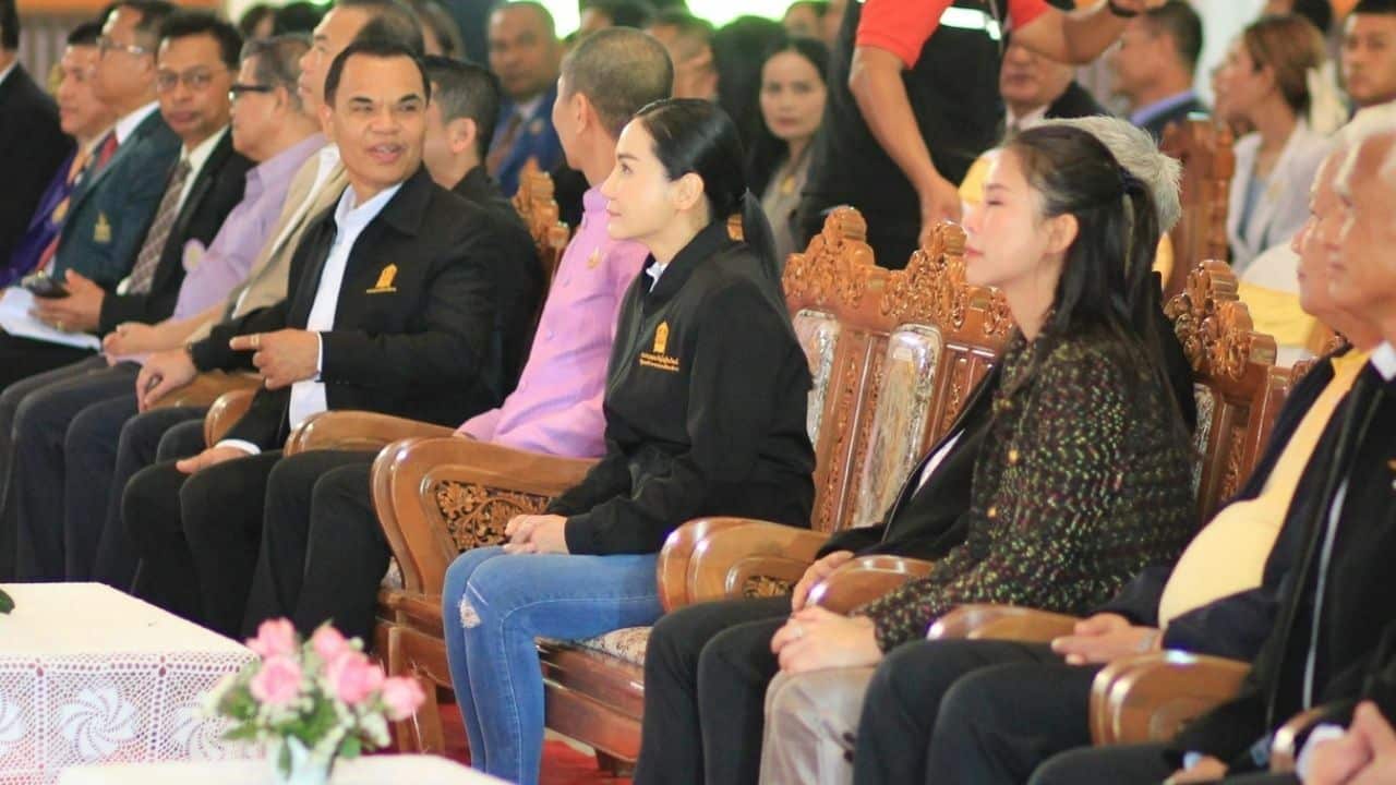 Thai minister wears jeans on duty, leading to question about teacher attire rules