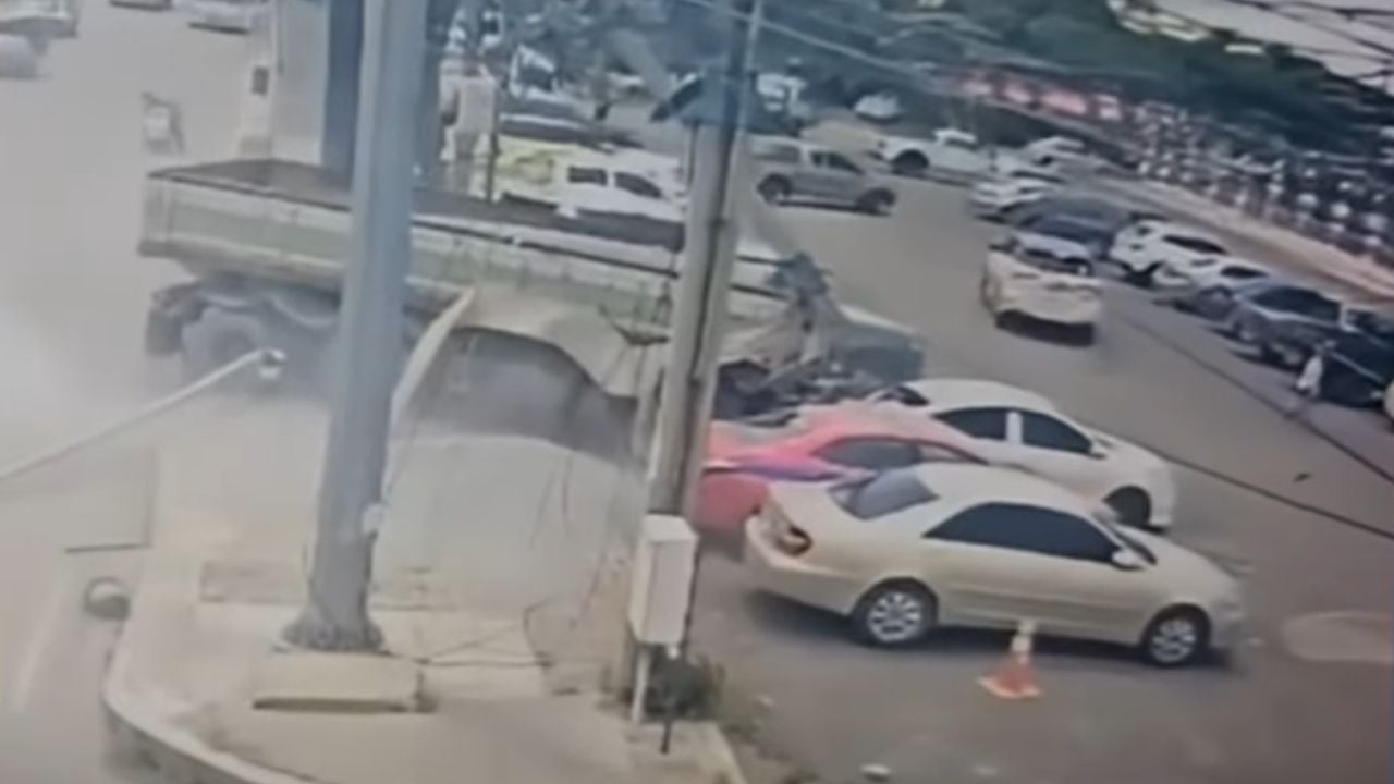 Runaway trailer crashes into footpath in Samut Prakan