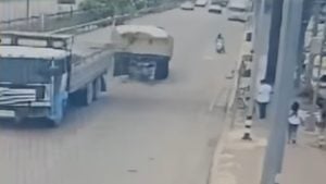 Thai pedestrian injured after runaway trailer smashes into footpath | Thaiger