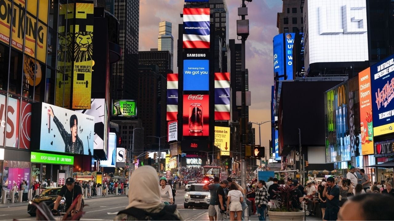Thai national flag and message fly high in New York Time Square | Thaiger