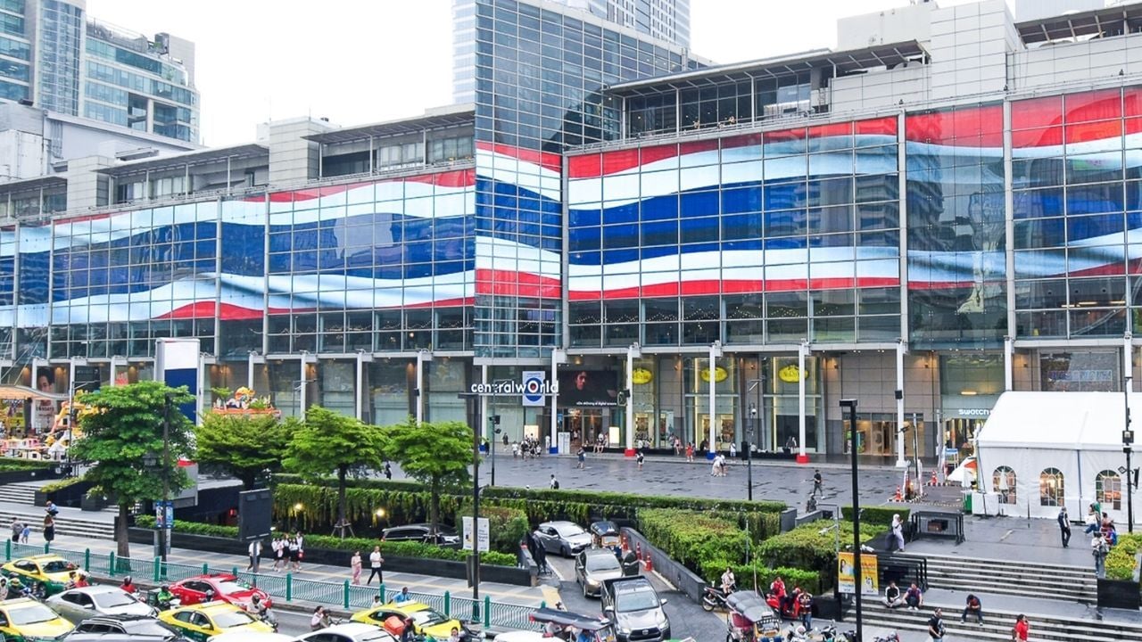 Thai flag raised to boost morale for Thai soldiers at border