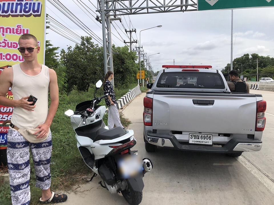 Pattaya cops rescue Russians with highway bike push | News by Thaiger