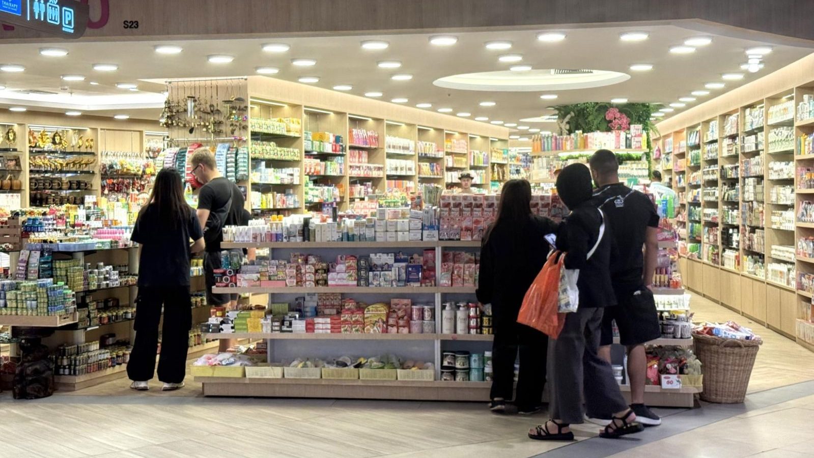 People shopping at Jungceylon Phuket