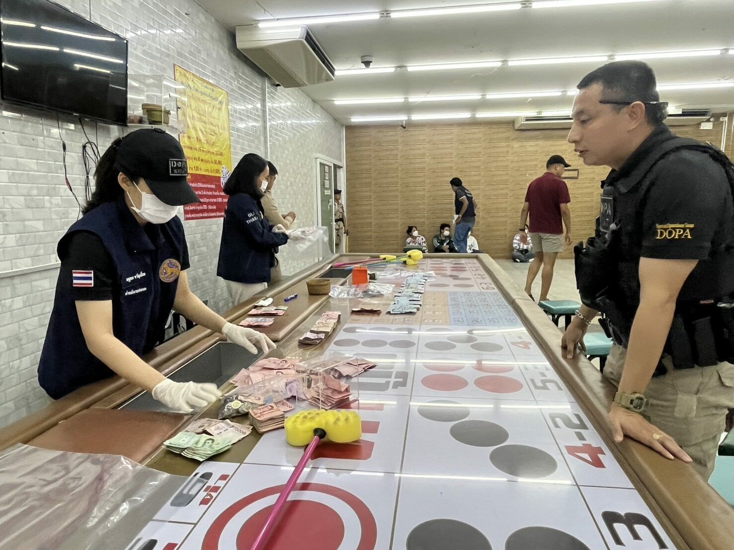 Gamblers flee in panic as Bangkok casino busted in dramatic raid | News by Thaiger