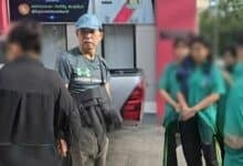 Nonthaburi taxi driver dumps schoolgirls and grabs double fare