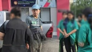 Nonthaburi taxi driver dumps schoolgirls and grabs double fare