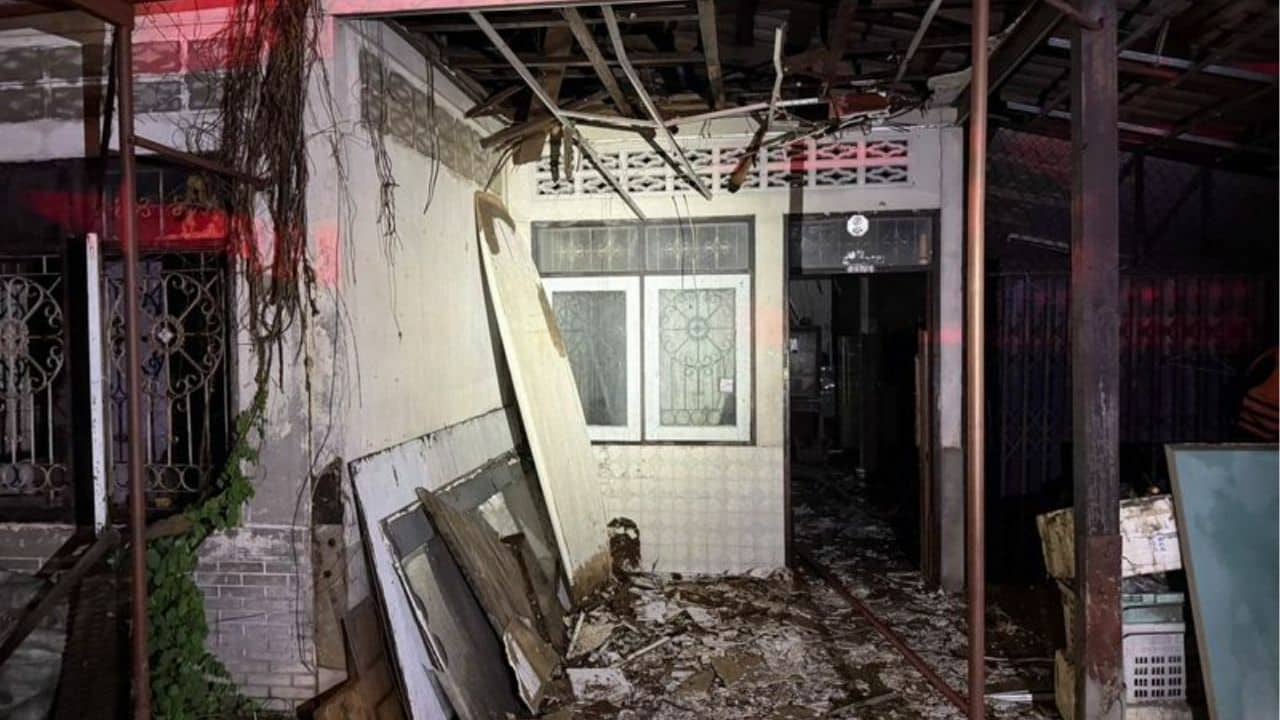 Fire erupts at abandoned Ratsada house after 20 years of silence | Thaiger