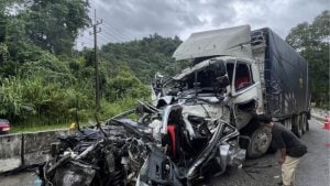 3 dead, 23 injured in Kanchanaburi truck-pickup collision | Thaiger