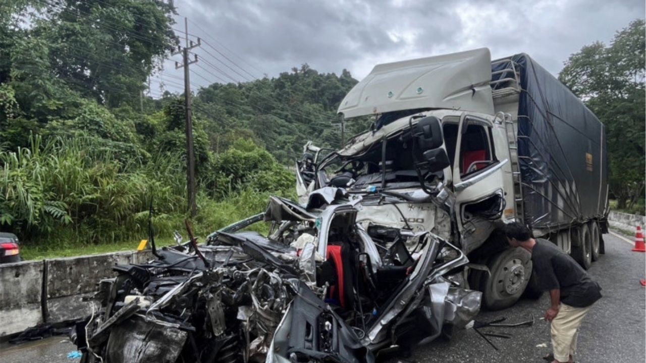 3 dead, 23 injured in Kanchanaburi truck-pickup collision | Thaiger
