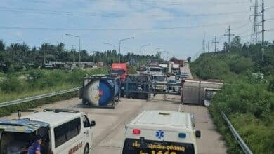 Driver dozes off: 18-wheeler chaos clogs Chon Buri highway
