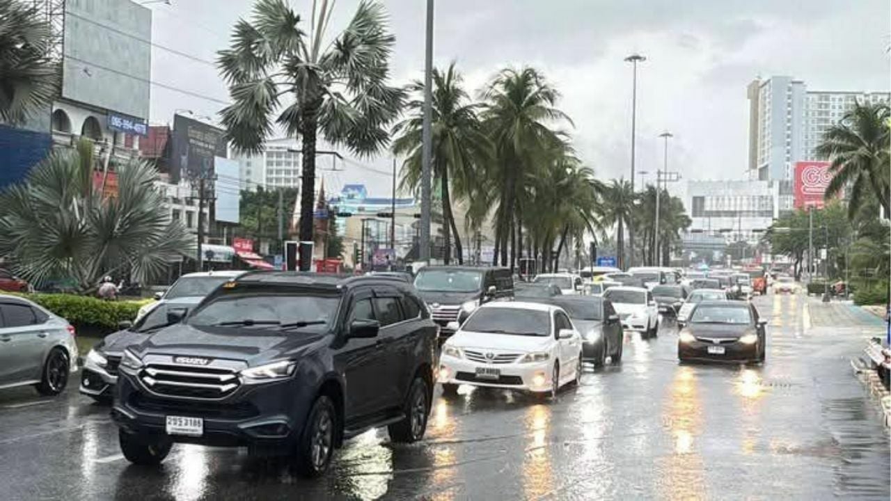 Heavy rainfall and strong winds sweep Thailand amidst storm