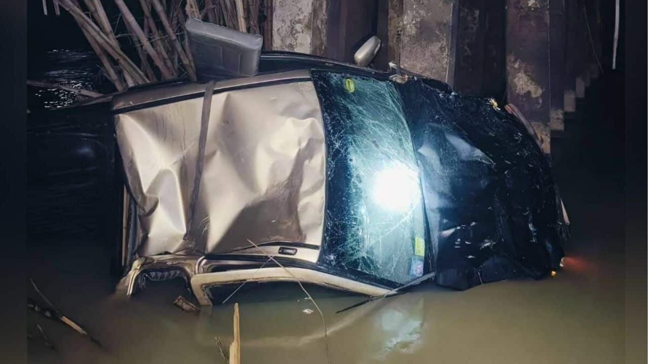 Man drowns after pickup plunges off Nakhon Si Thammarat bridge