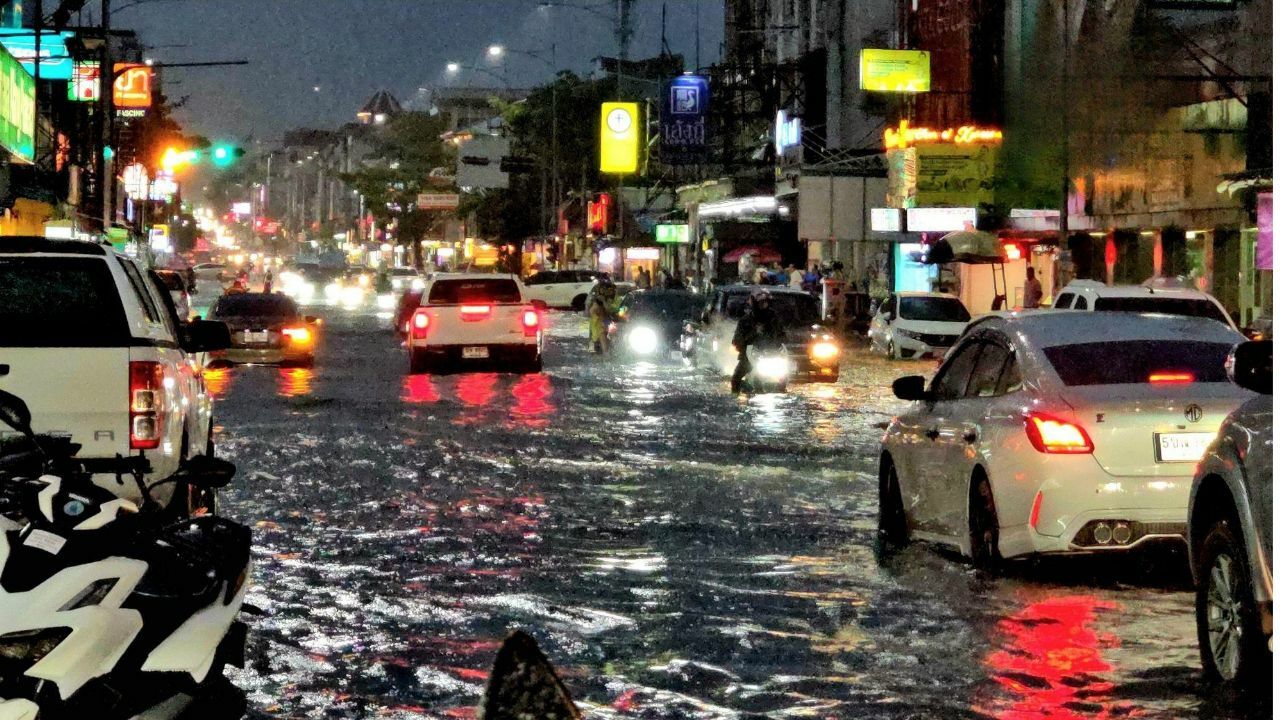 Splash 'n' grab: Floods wreak havoc as Pattaya bikes washed away | News by Thaiger