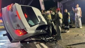 Driver crashes into pole on Bang Kruai-Sai Noi Road