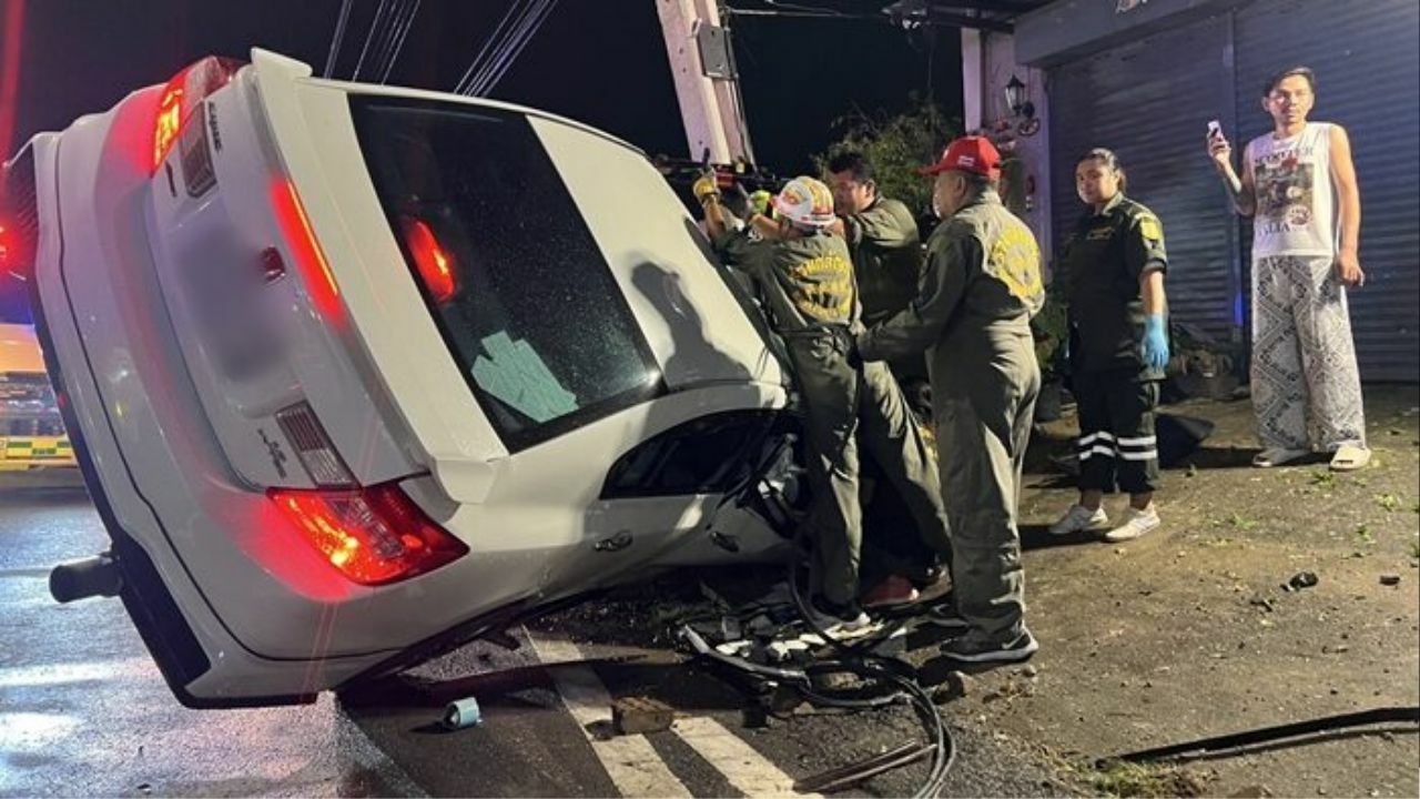 Driver crashes into pole on Bang Kruai-Sai Noi Road