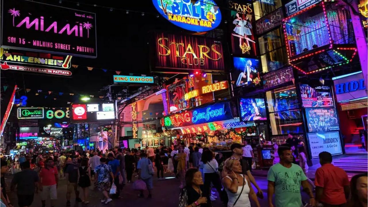 Boot and run: Thug kicks young Thai woman in Pattaya bar assault