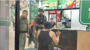 Helmet-wielding lunatic causes chaos in Pattaya fast food joint