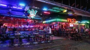 Off her bag: Pattaya bar girl dumped as dodgy duo do a runner
