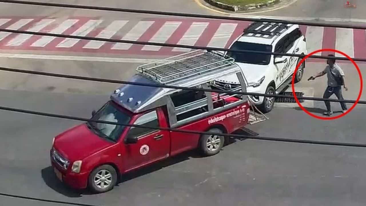 Trigger-nometry: Songthaew driver goes ballistic in Thai traffic tiff