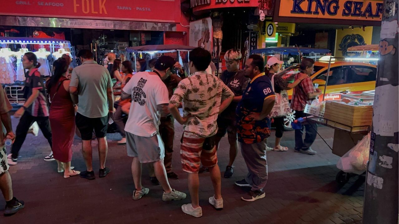 Japanese tourist dodges necklace-nicking trans gang in Pattaya