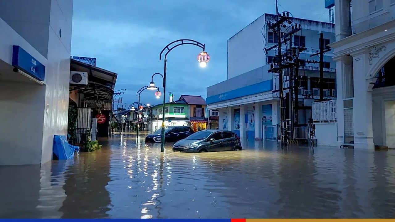 Gale warning! Phuket reels as freak storm rocks island (video)