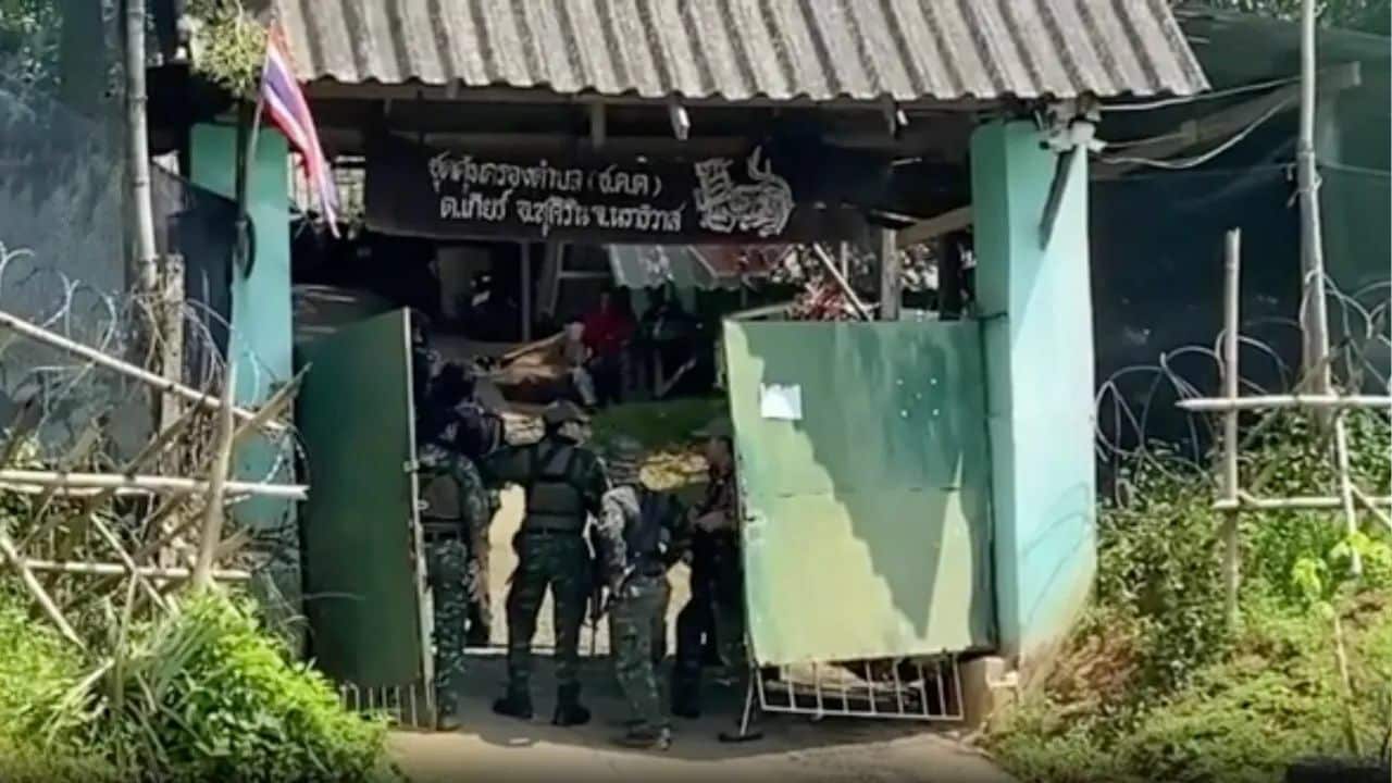 50 нападающих штурмуют базу безопасности в Наратхивате, ранив двух офицеров