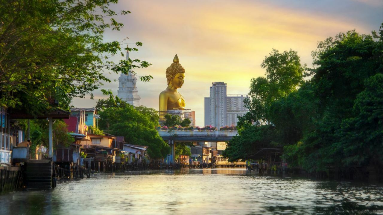 Big Buddha at Wat Paknam Bhasicharoen