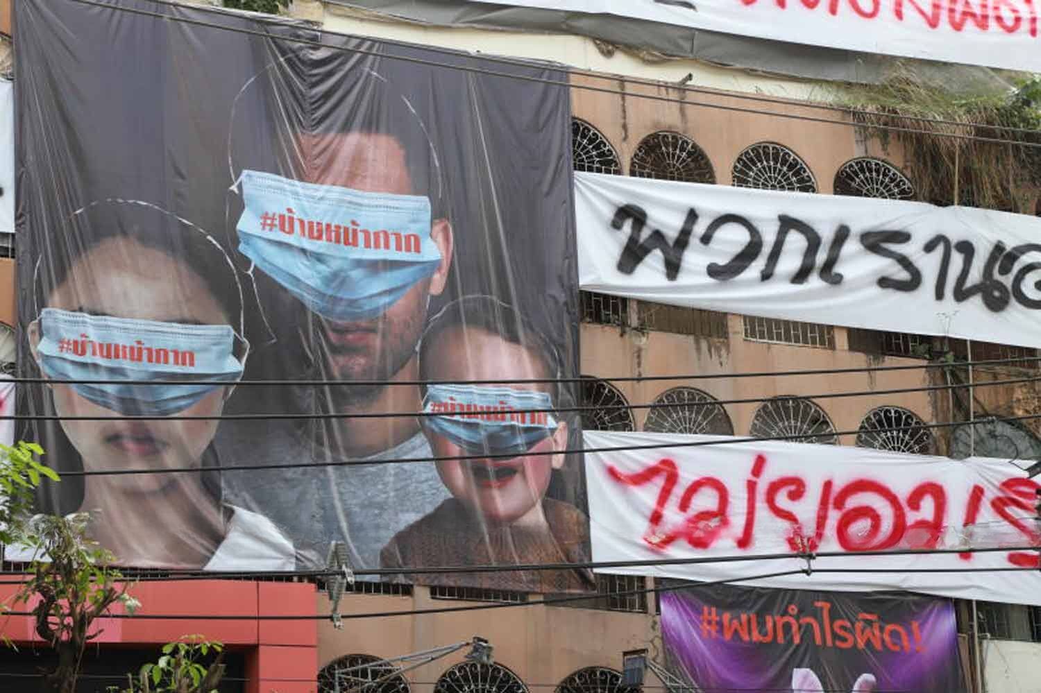 Bangkok to dim down blinding billboards with new regulations | News by Thaiger
