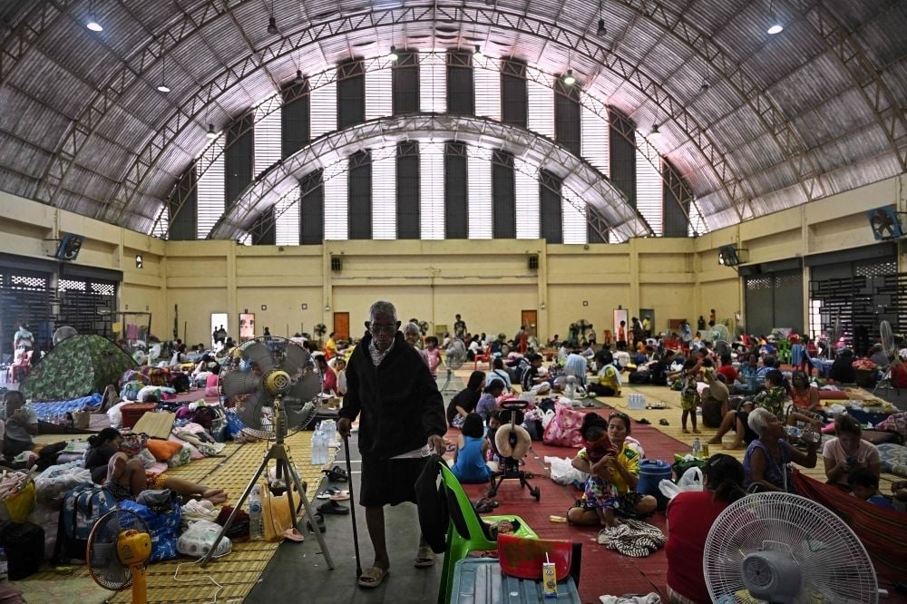 Thailand evacuates 100,000 amid Cambodia border clashes | News by Thaiger