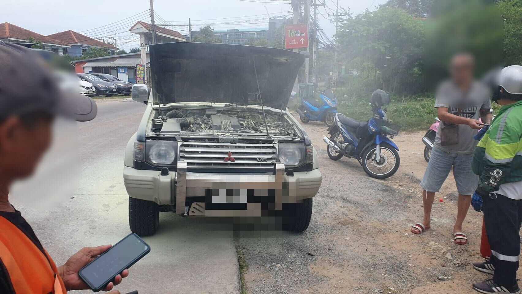 Blazing squad! Foreigner’s 4x4 goes up in smoke on Pattaya street | News by Thaiger