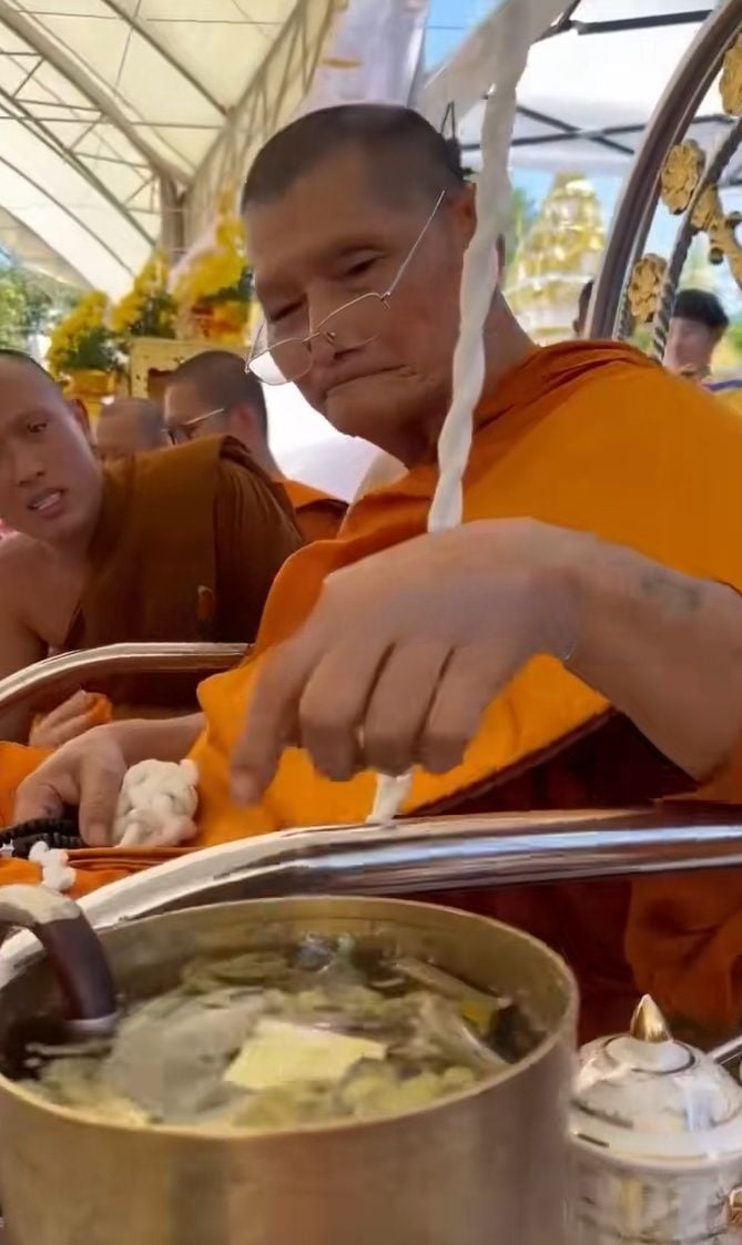 Holy water hype: Revered Thai monk's bowl sparks lotto frenzy (video) | News by Thaiger