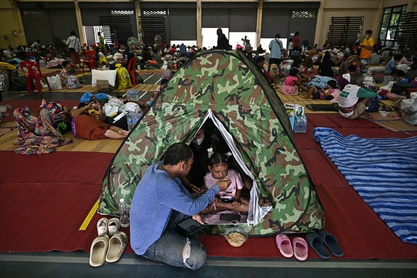Thailand evacuates 100,000 amid Cambodia border clashes | News by Thaiger