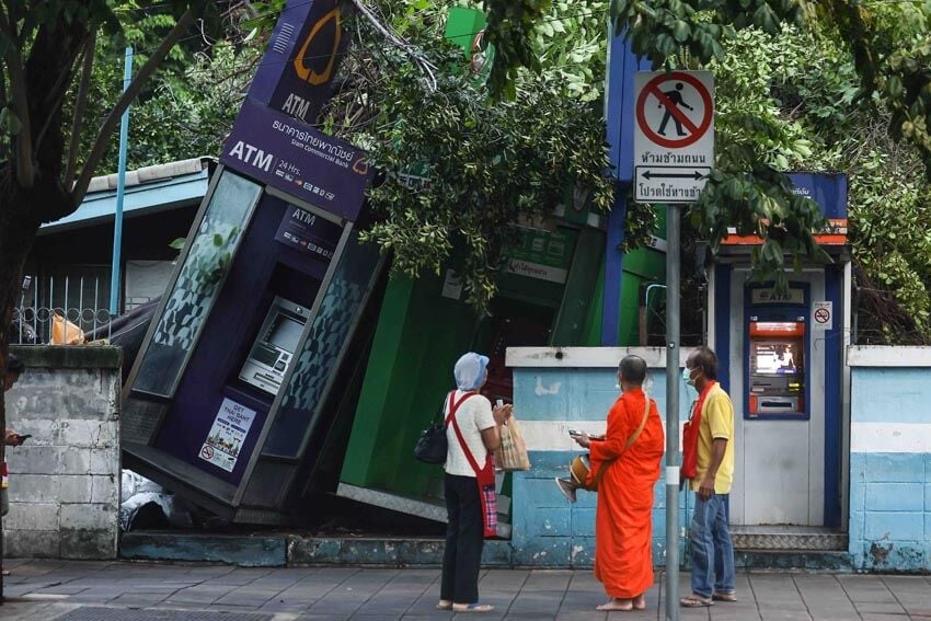 Storming the banks: Tree tops ATMs in Bangkok showdown | News by Thaiger