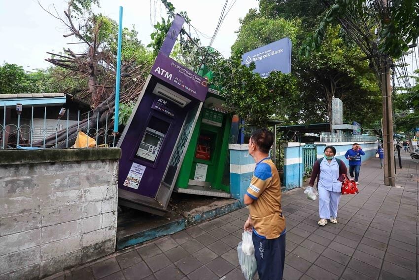 Storming the banks: Tree tops ATMs in Bangkok showdown | News by Thaiger