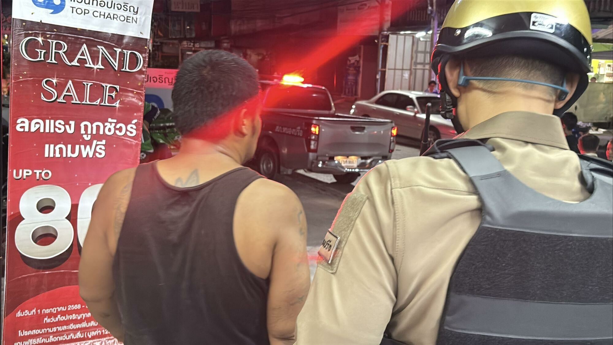 Helmet-wielding lunatic causes chaos in Pattaya fast food joint | News by Thaiger