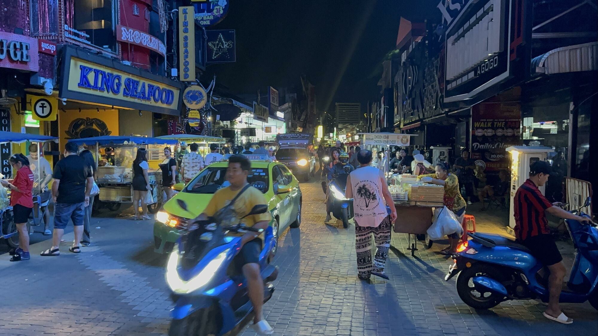 Japanese tourist dodges necklace-nicking trans gang in Pattaya | News by Thaiger