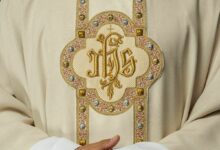 Eucharistic motifs on liturgical vestments: chalice, host, and grapes | Thaiger