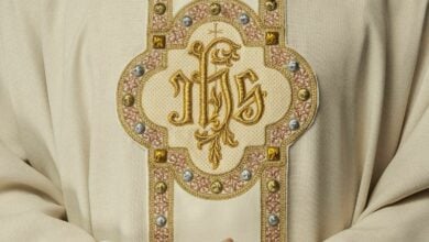 Eucharistic motifs on liturgical vestments: chalice, host, and grapes | Thaiger