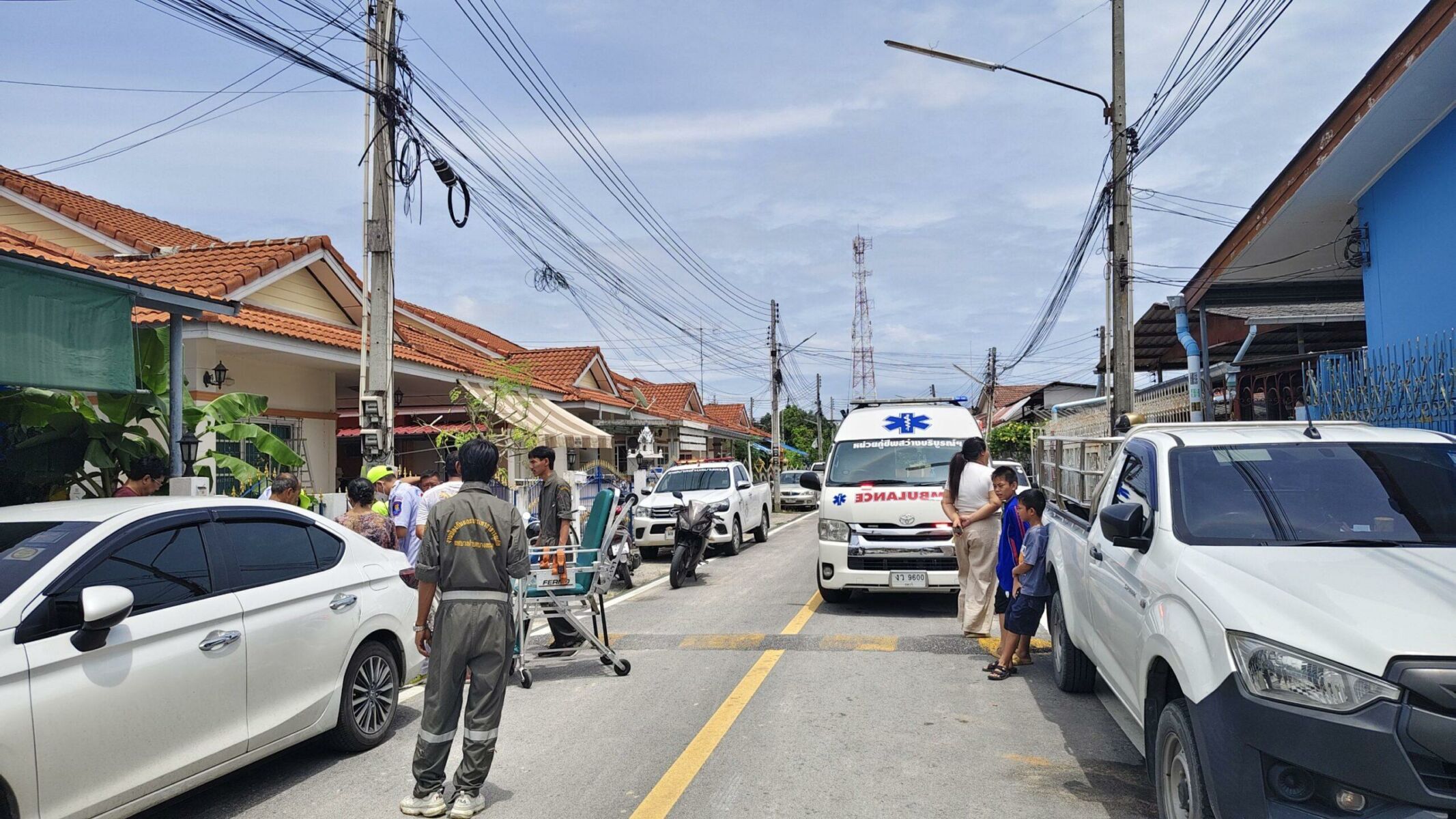 Bloodied man staggers from Pattaya alley after savage attack | News by Thaiger