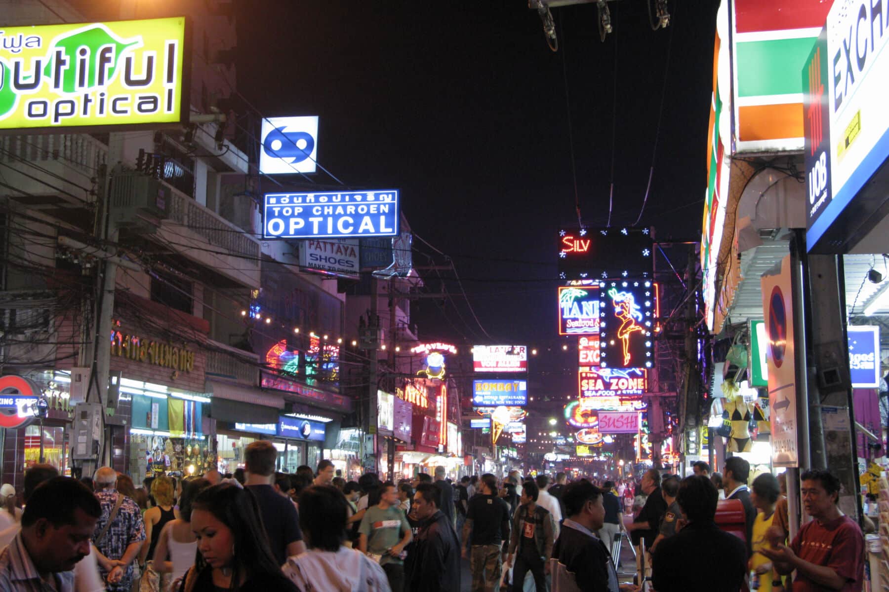 Bloodied man staggers from Pattaya alley after savage attack