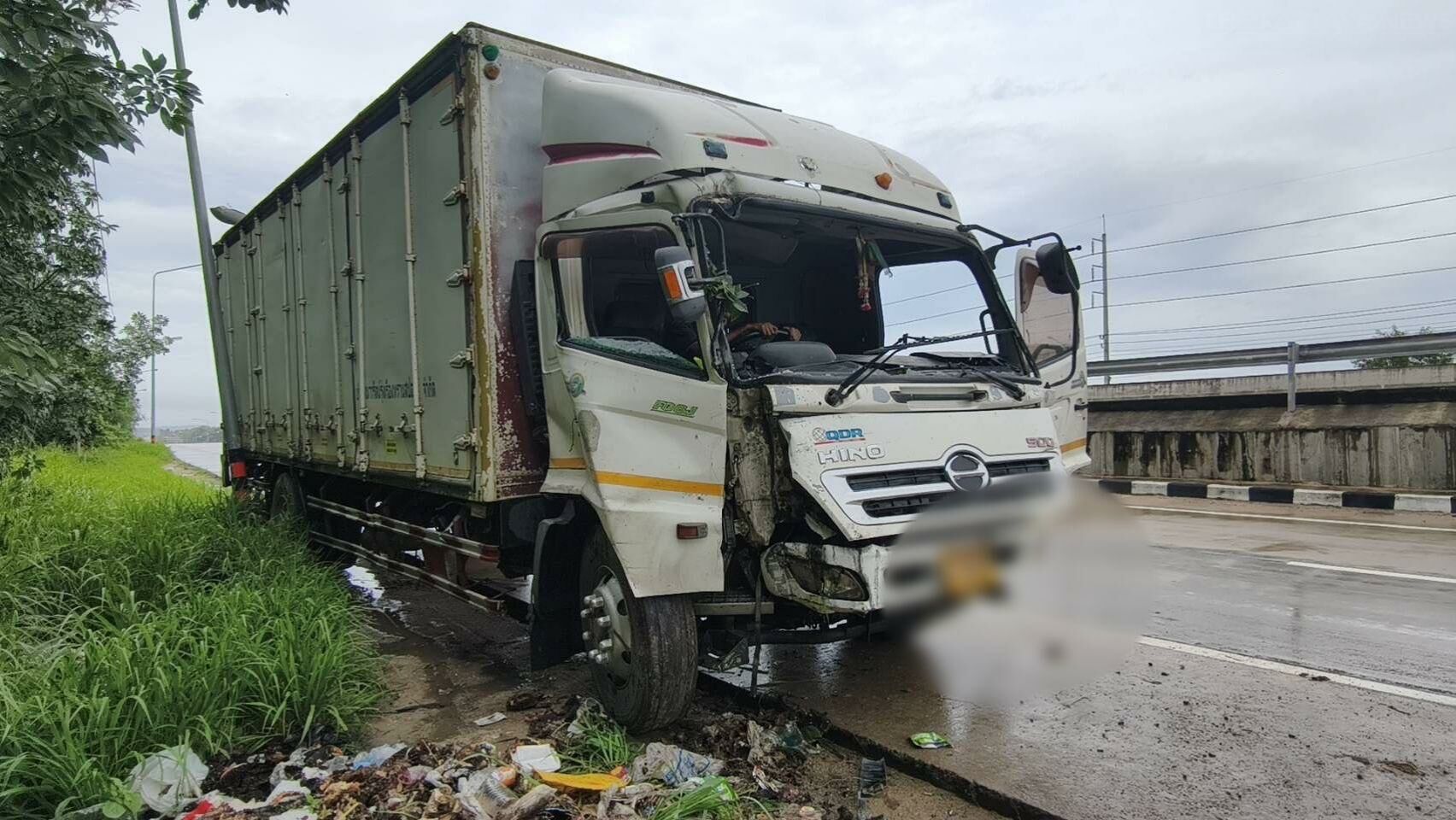 Pole-axed! Trucker trapped in mangled cab after rain-slick smash | News by Thaiger